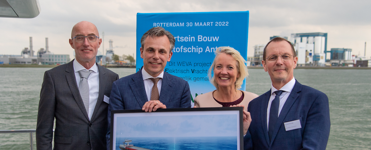 Minister Harbers gibt grünes Licht für ersten Neubau eines Binnenschiffs, das mit grünem Wasserstoff angetrieben wir
